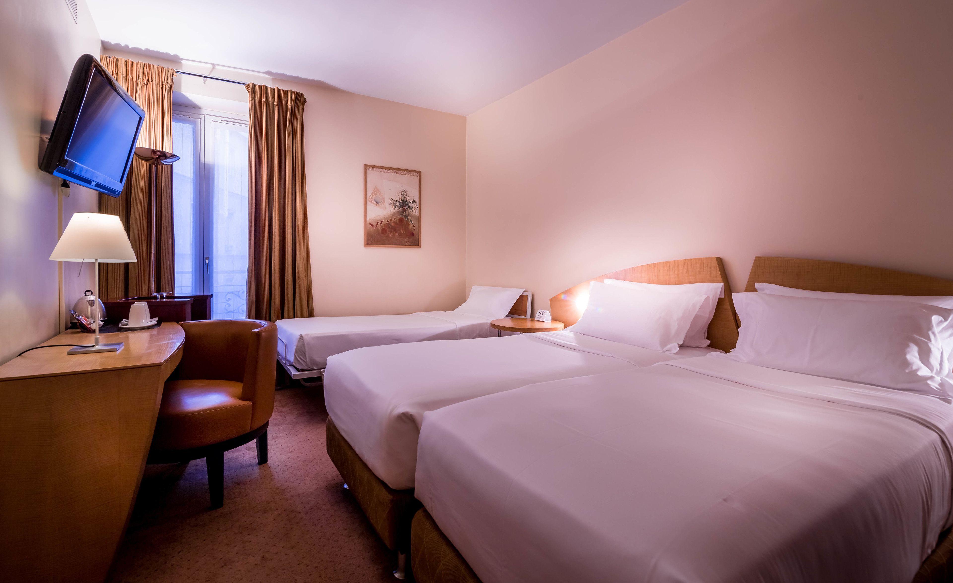 Hotel Le Pergolese Champs Elysees 4*